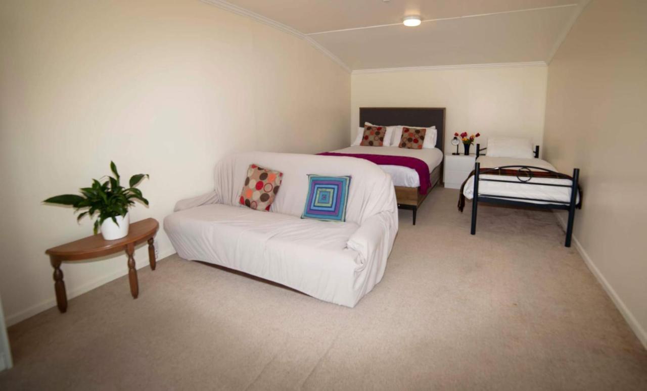 Surat Bay Lodge By The Sea/Backpackers Hostel Owaka Εξωτερικό φωτογραφία