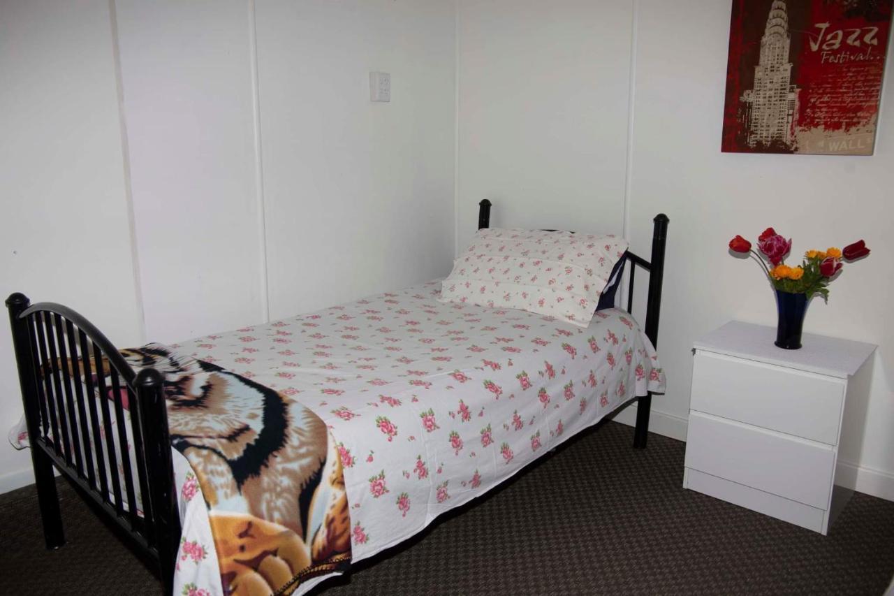 Surat Bay Lodge By The Sea/Backpackers Hostel Owaka Εξωτερικό φωτογραφία