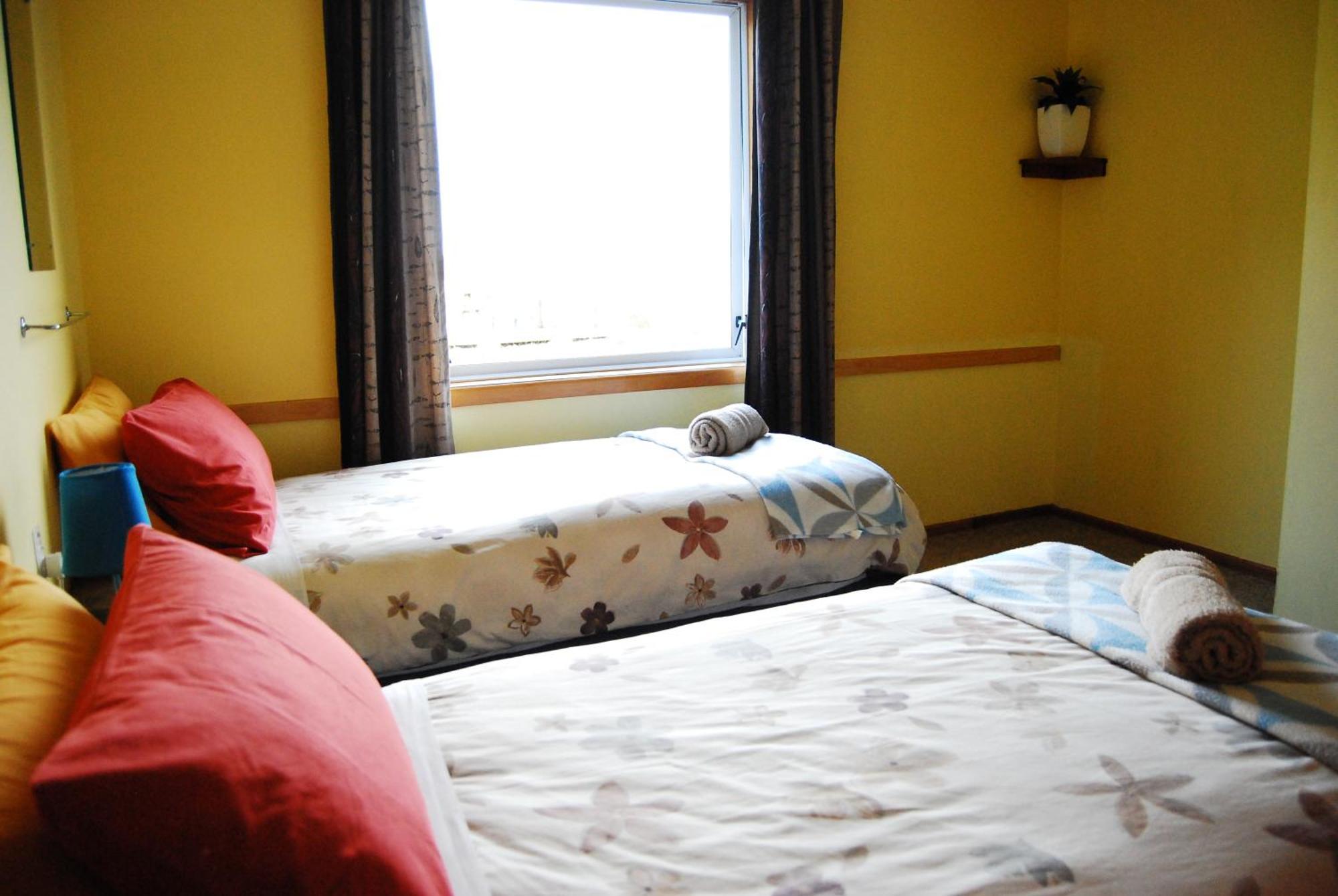 Surat Bay Lodge By The Sea/Backpackers Hostel Owaka Εξωτερικό φωτογραφία