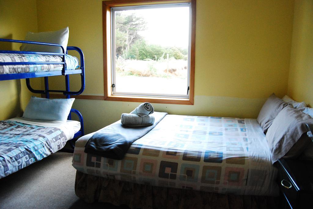 Surat Bay Lodge By The Sea/Backpackers Hostel Owaka Εξωτερικό φωτογραφία