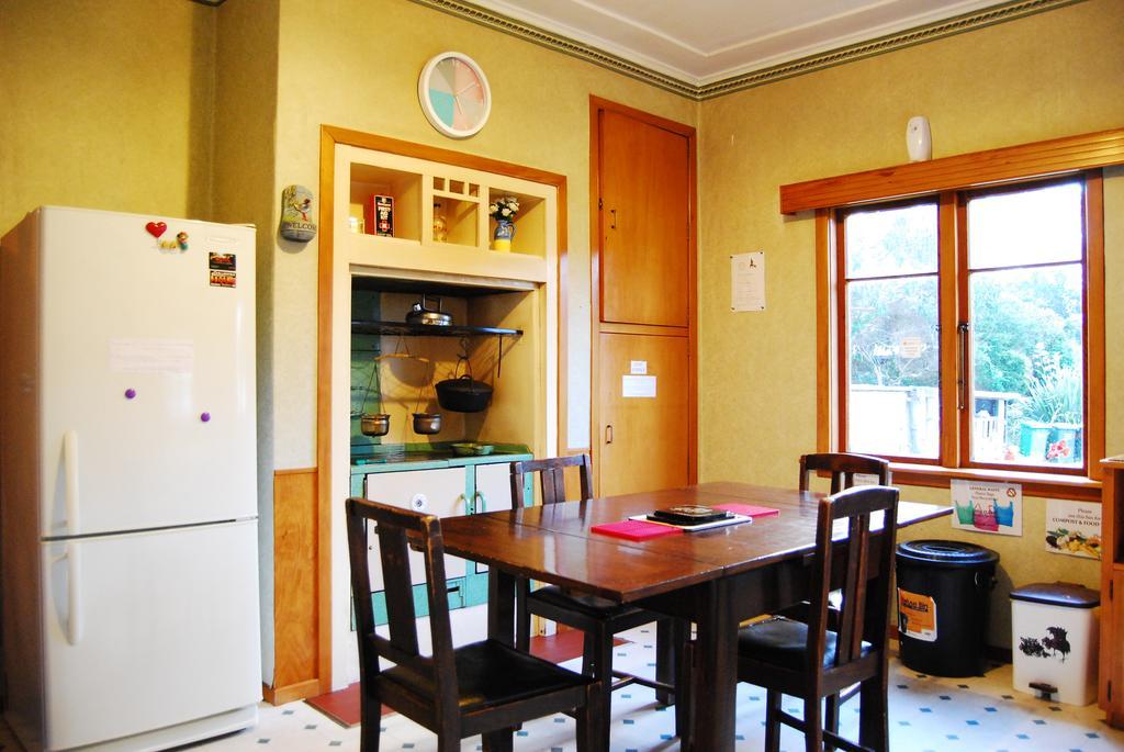 Surat Bay Lodge By The Sea/Backpackers Hostel Owaka Εξωτερικό φωτογραφία