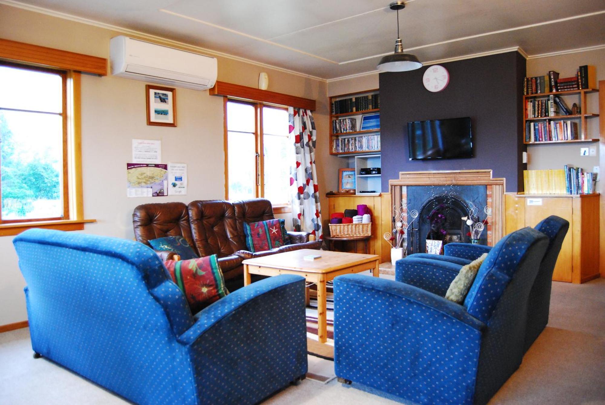 Surat Bay Lodge By The Sea/Backpackers Hostel Owaka Εξωτερικό φωτογραφία