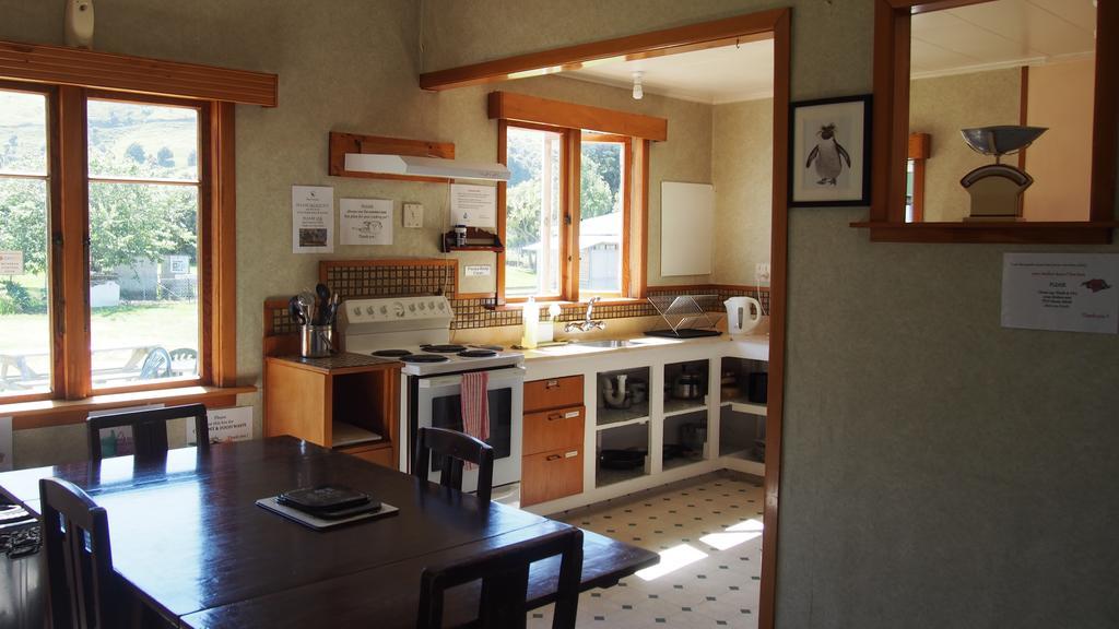 Surat Bay Lodge By The Sea/Backpackers Hostel Owaka Εξωτερικό φωτογραφία